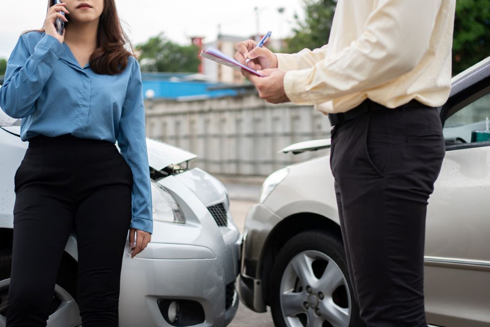 Una mujer llama a compañía para saber qué cubre el seguro obligatorio de circulación